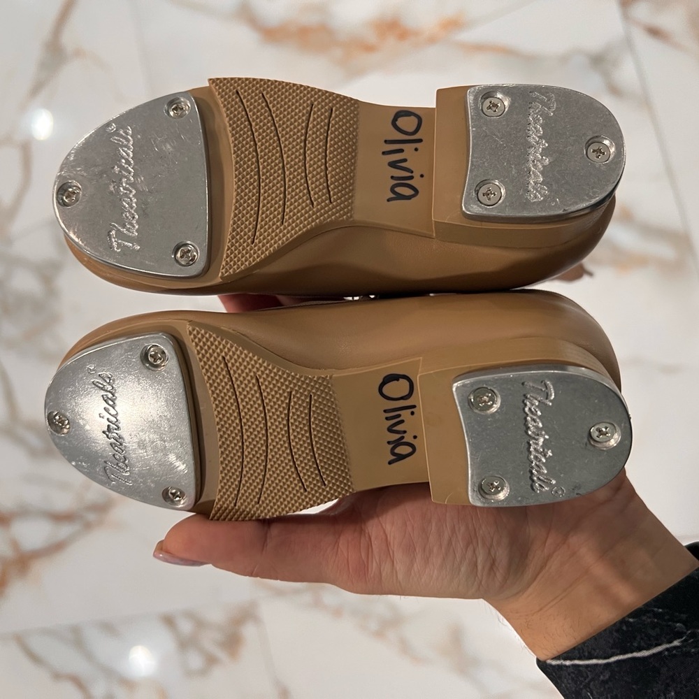 Girls tap shoe